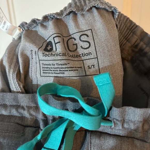 Graphite Gray Figs Scrub Set - Picture 6 of 6